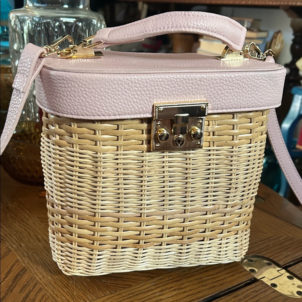 Tommy Bahama Wicker & Pink
Faux Leather Crossbody - Picture 5 of 15